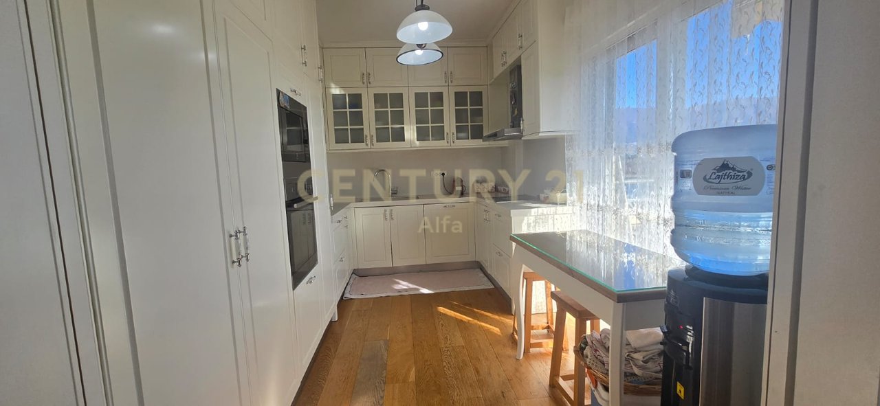 Shitet apartament 4+1+3 tualete dhe 2 poste parkimi- LIQENI ARTIFICIAL