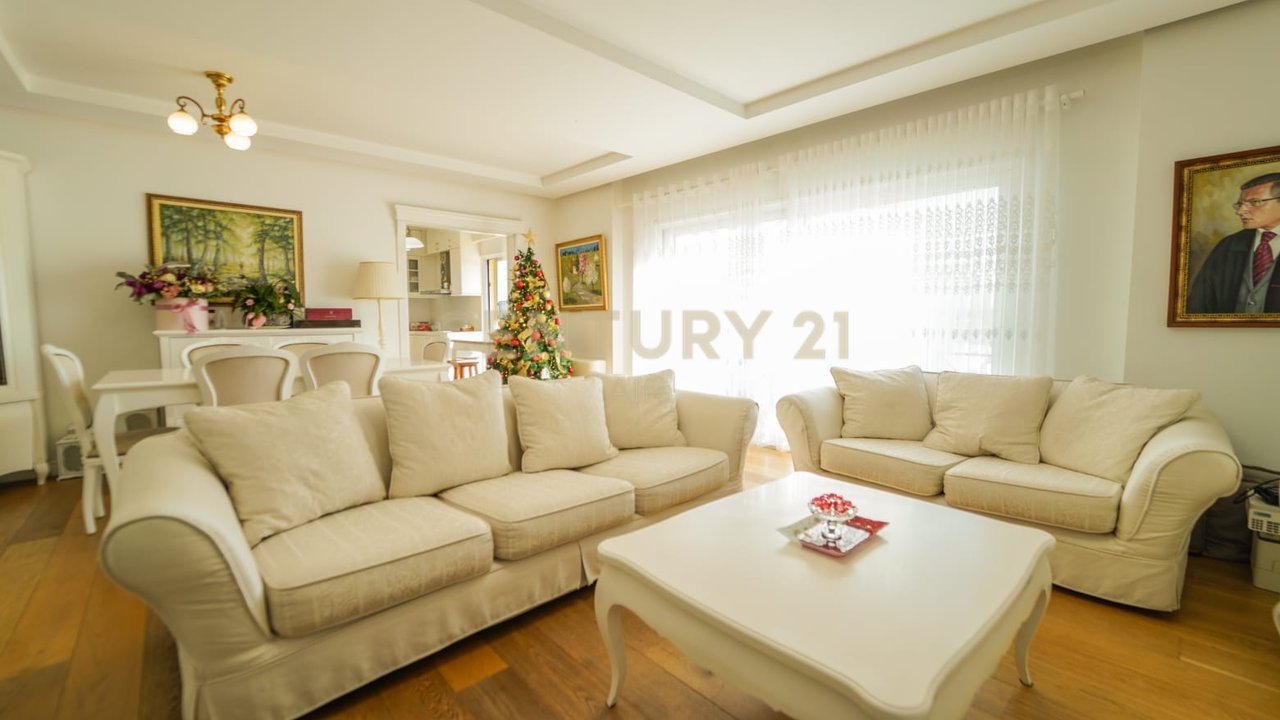 Shitet apartament 4+1+3 tualete dhe 2 poste parkimi- LIQENI ARTIFICIAL