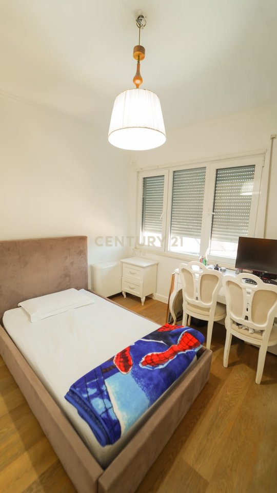 Shitet apartament 4+1+3 tualete dhe 2 poste parkimi- LIQENI ARTIFICIAL