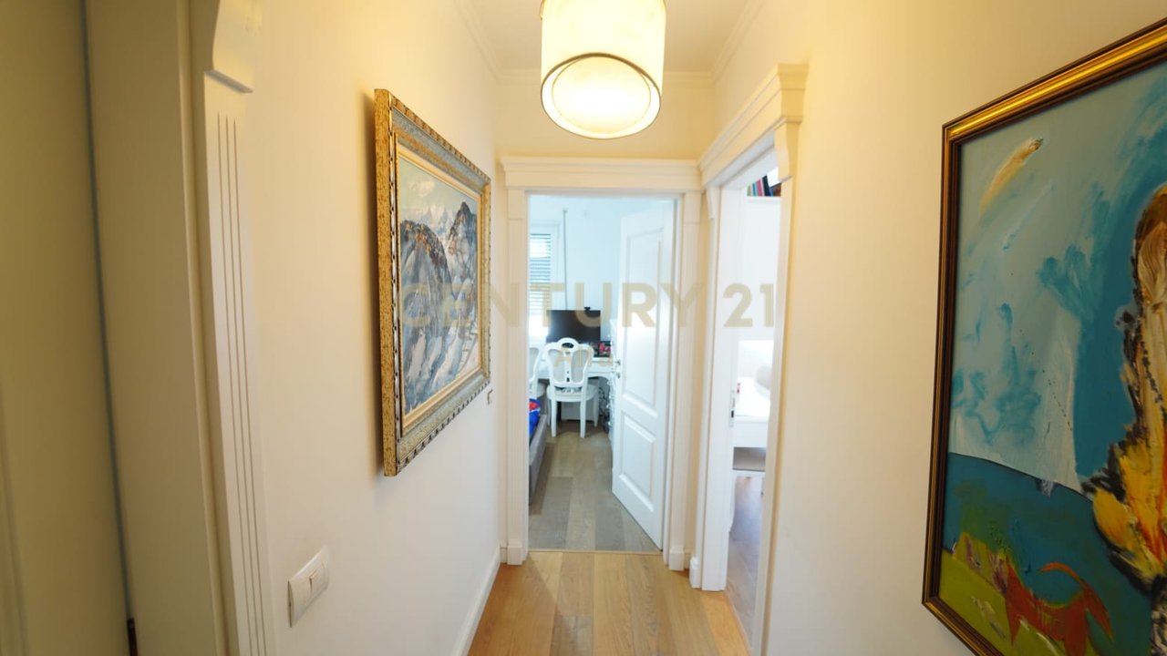 Shitet apartament 4+1+3 tualete dhe 2 poste parkimi- LIQENI ARTIFICIAL