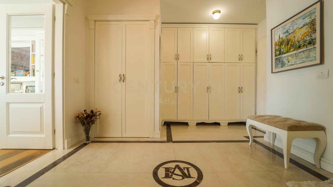 Shitet apartament 4+1+3 tualete dhe 2 poste parkimi- LIQENI ARTIFICIAL