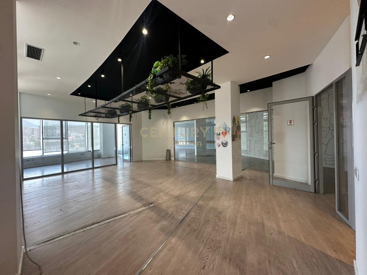 BUSINESS UNIT 324M2 FOR RENT, ASTIR ON MAIN ROAD!