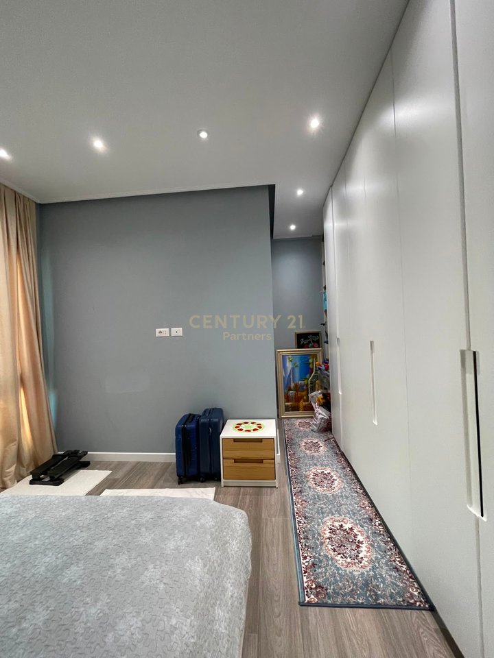 SELL 2 APARTMENTS IN SQUARE 21 - POSSIBILITY OF RETURN TO DUPLEX