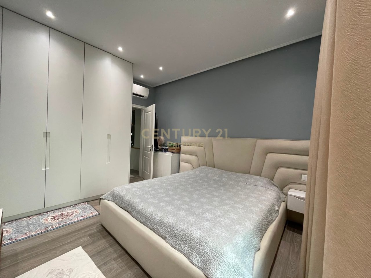 SELL 2 APARTMENTS IN SQUARE 21 - POSSIBILITY OF RETURN TO DUPLEX