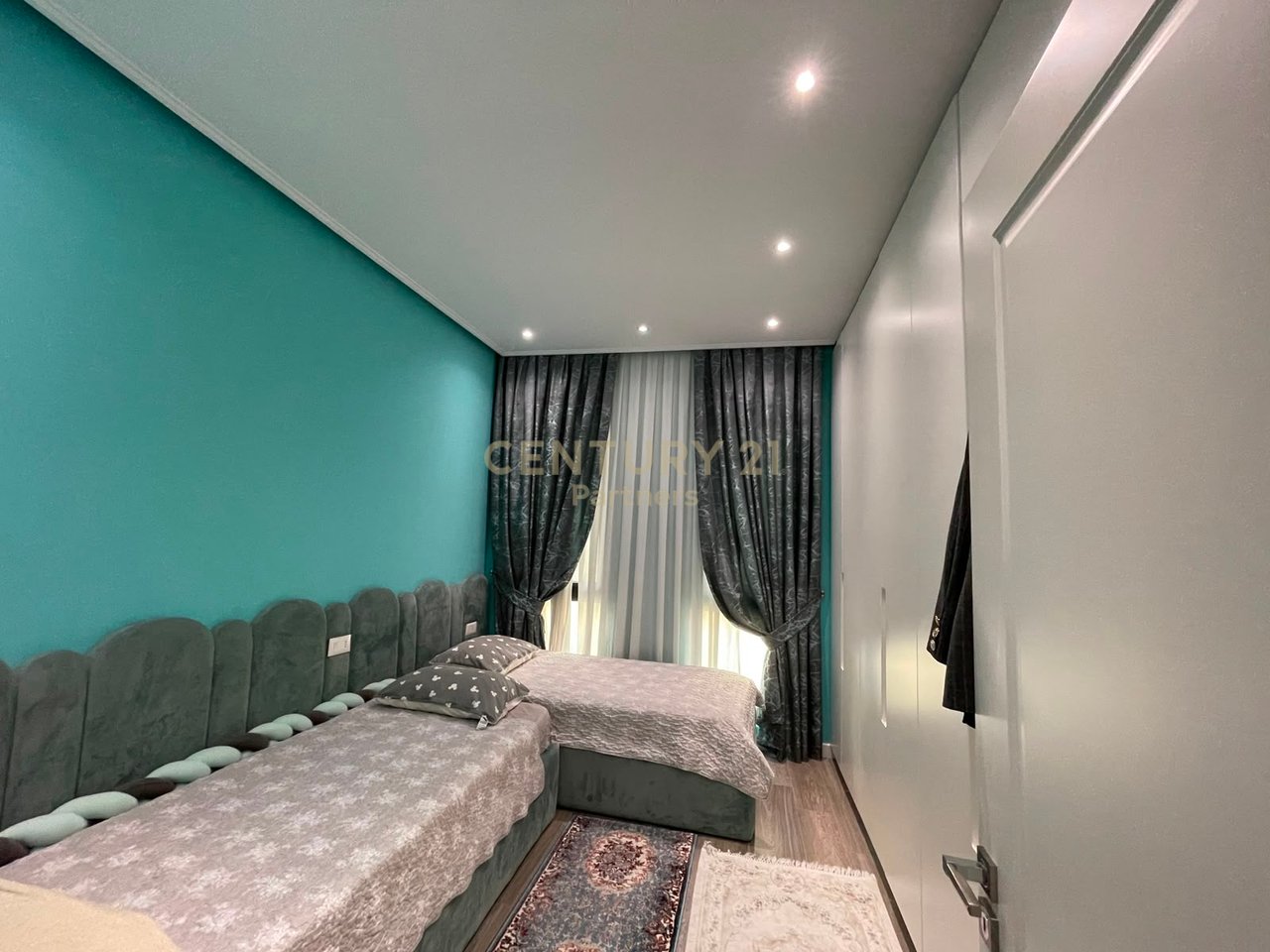 SELL 2 APARTMENTS IN SQUARE 21 - POSSIBILITY OF RETURN TO DUPLEX