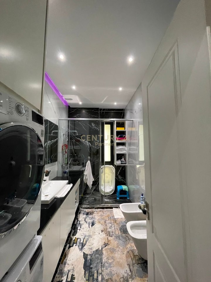 SELL 2 APARTMENTS IN SQUARE 21 - POSSIBILITY OF RETURN TO DUPLEX
