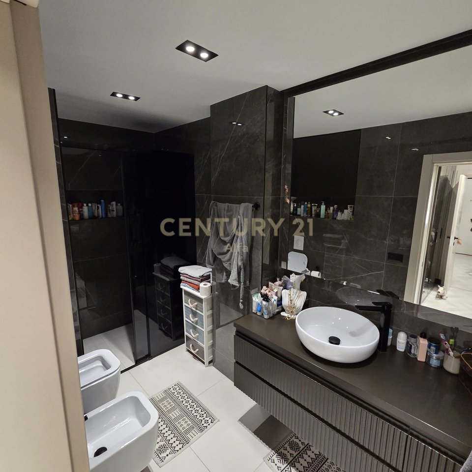 Shitet apartament luksoz 2+1+ 2 poste parkimi te perfshire te Liqeni i Thatë