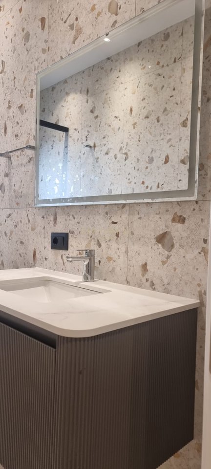 Jepet apartament me qera 1+1+parkim i super mobiluar perball  universitetit UET!
