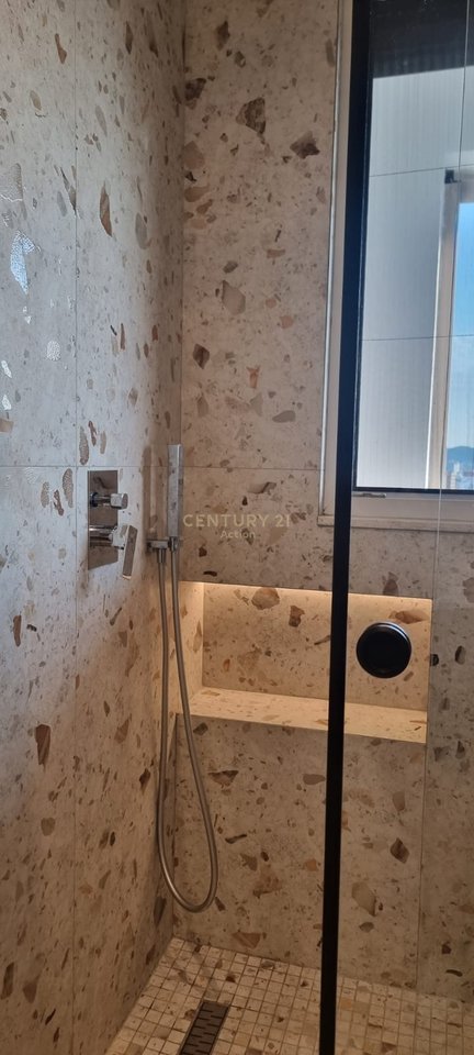 Jepet apartament me qera 1+1+parkim i super mobiluar perball  universitetit UET!