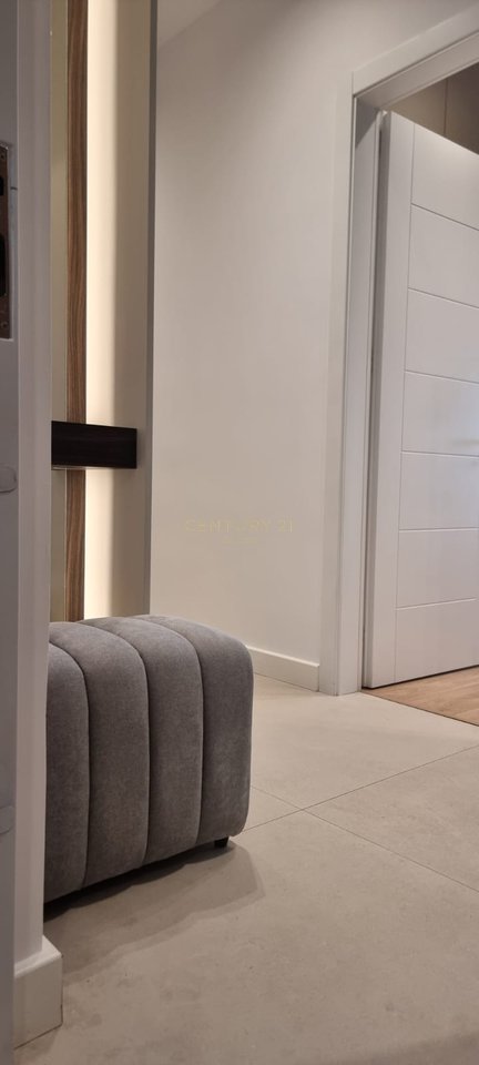 Jepet apartament me qera 1+1+parkim i super mobiluar perball  universitetit UET!
