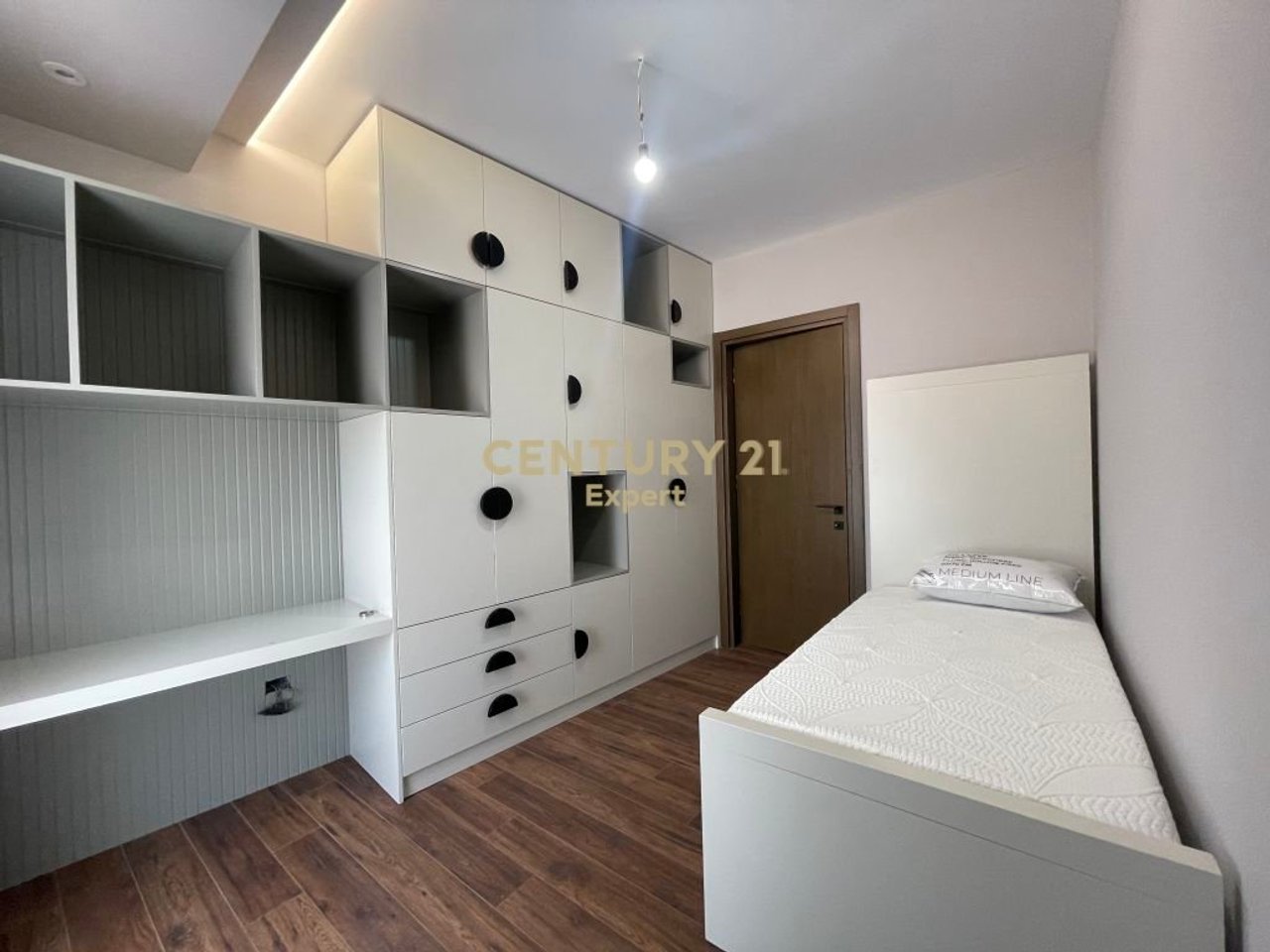 SHESIM APARTAMET 2+1+2 ME POST PARKIMI PRANE XIBRAKUT!!