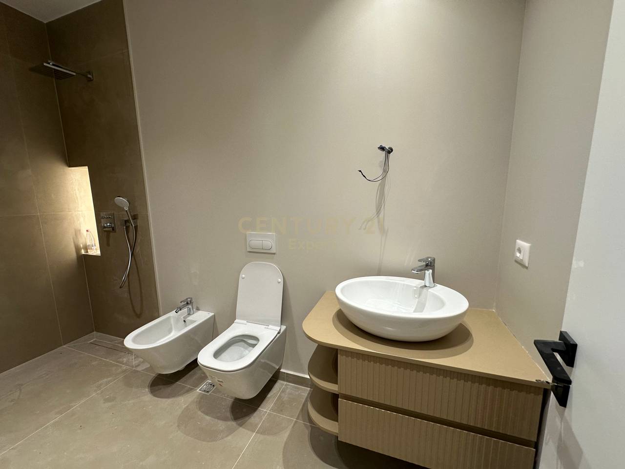 In affitto 3+1+parcheggio+ cortile
lago secco