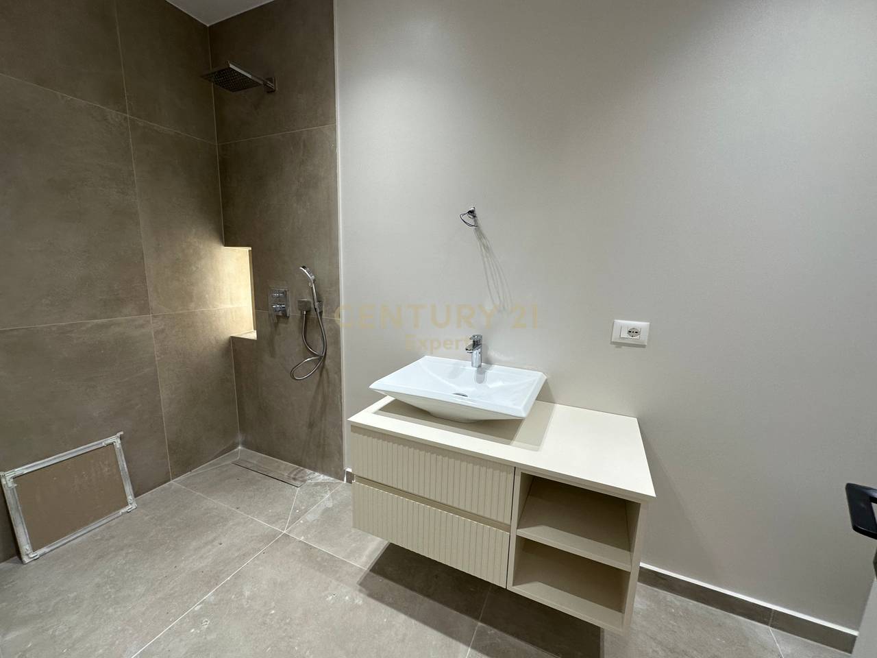 In affitto 3+1+parcheggio+ cortile
lago secco