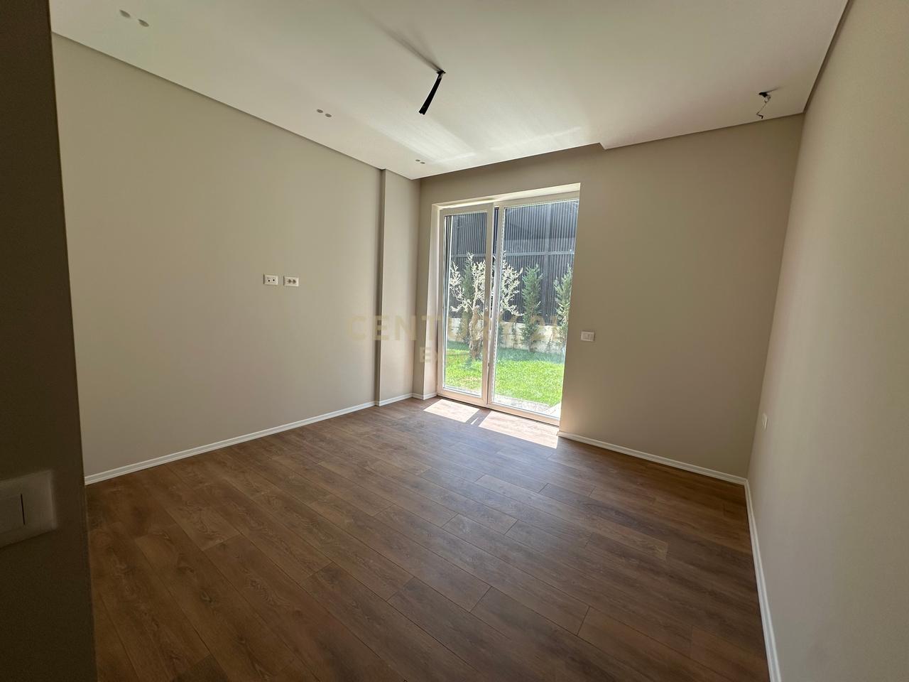 In affitto 3+1+parcheggio+ cortile
lago secco