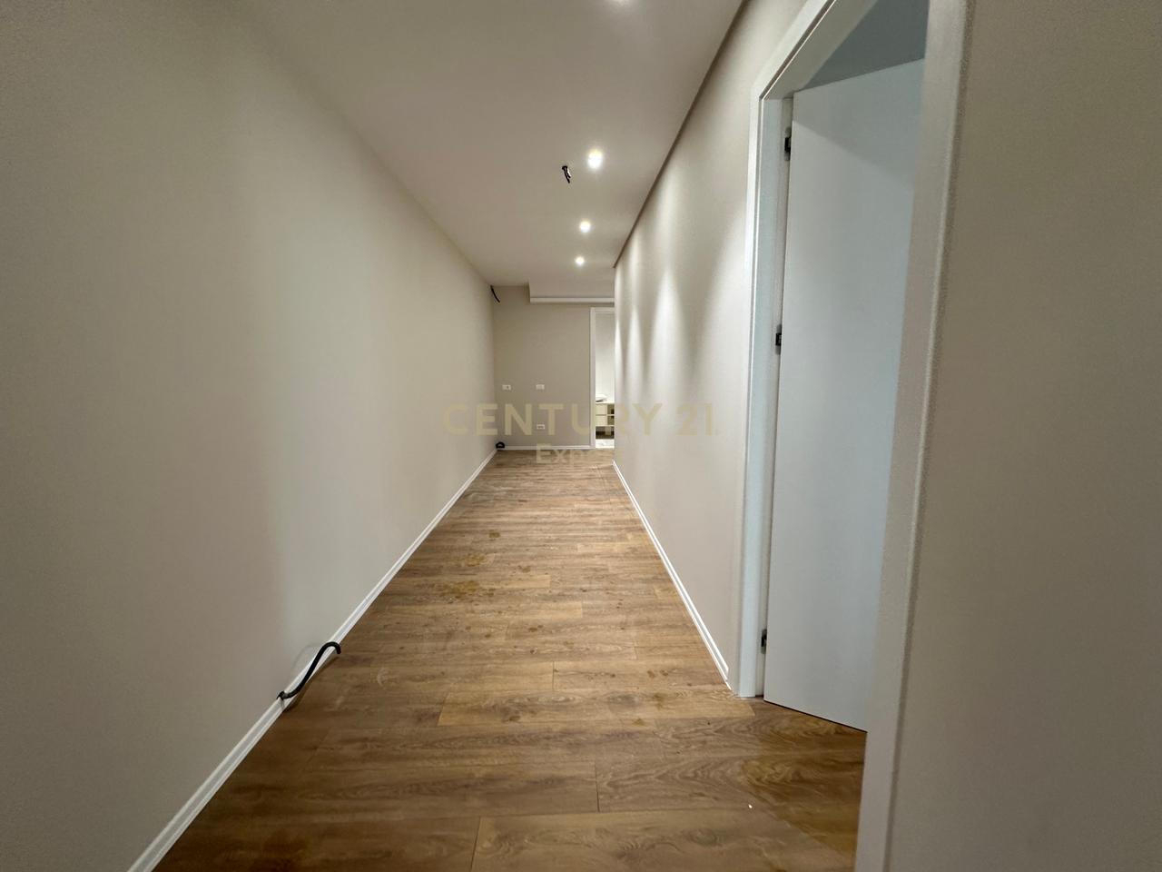 In affitto 3+1+parcheggio+ cortile
lago secco