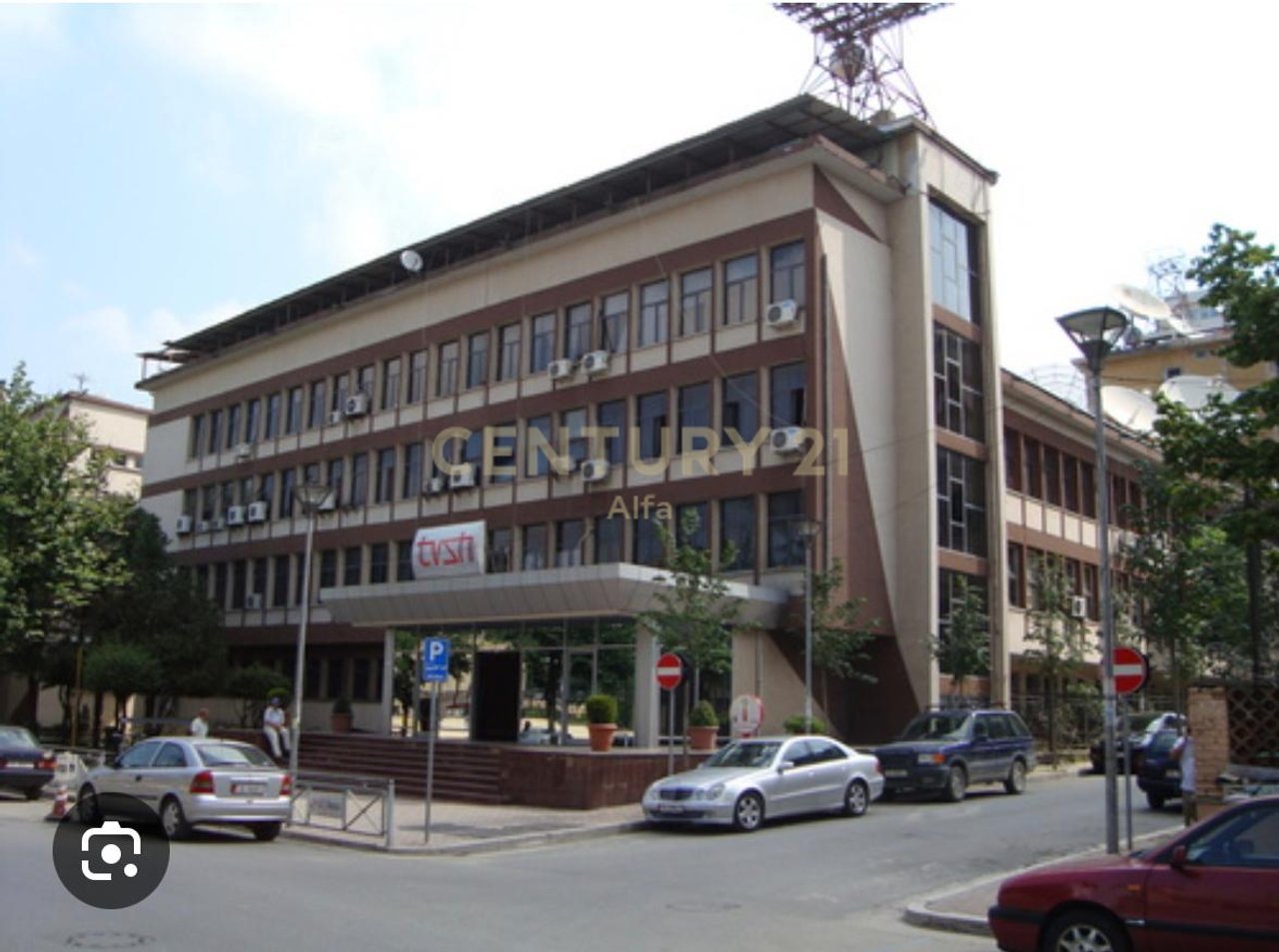 VENDESI DUE GARAGE VICINO A RTSH IN VENDITA