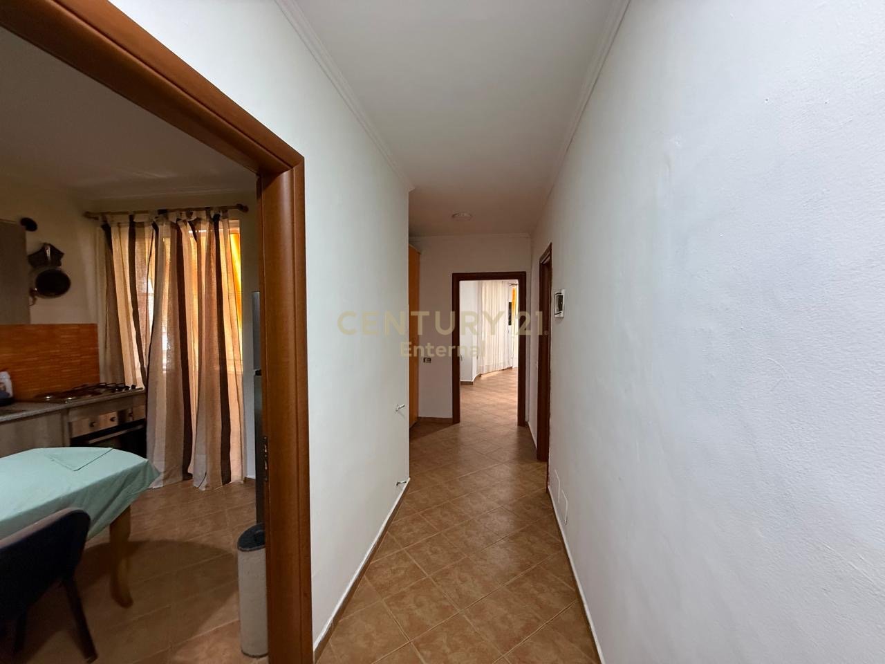 Shitet Apartamet 4+1+2 te Pallatet Cabej