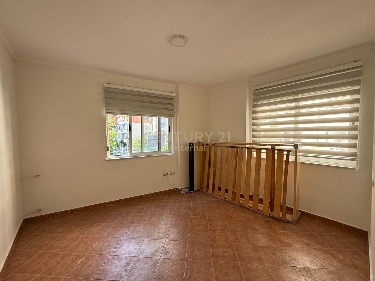 Shitet Apartamet 4+1+2 te Pallatet Cabej
