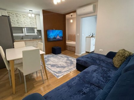 Appartamento 1+1 in Affitto vicino al Vecchio Mercato Elettrico, Tirana