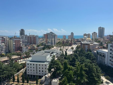 Penthouse për qera në zemër të Durrësit me pamje 360 grade.