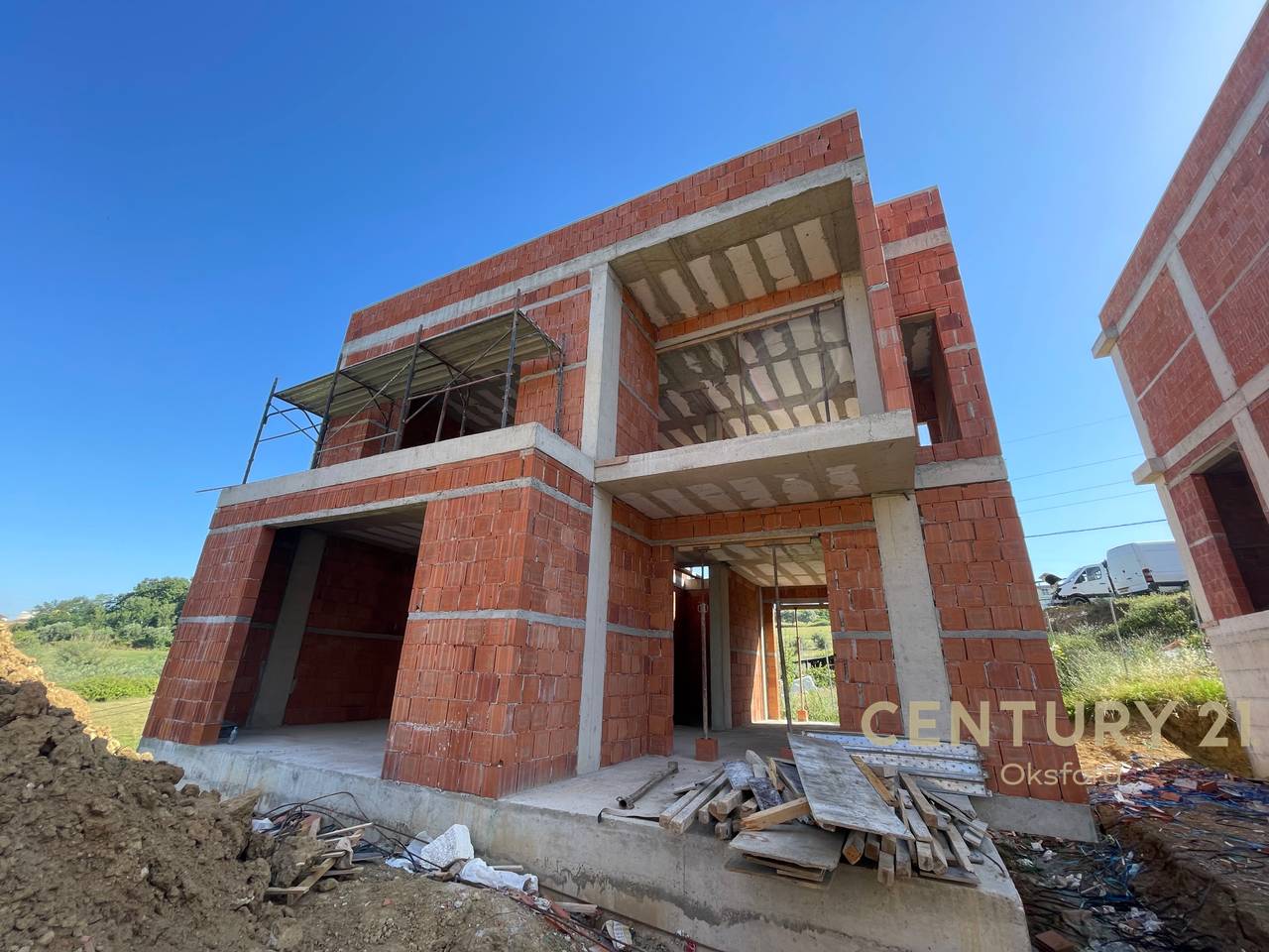 Vila luksoze me 2 kate për shitje në Liore Residence – Liqeni i Paskuqanit, Tiranë