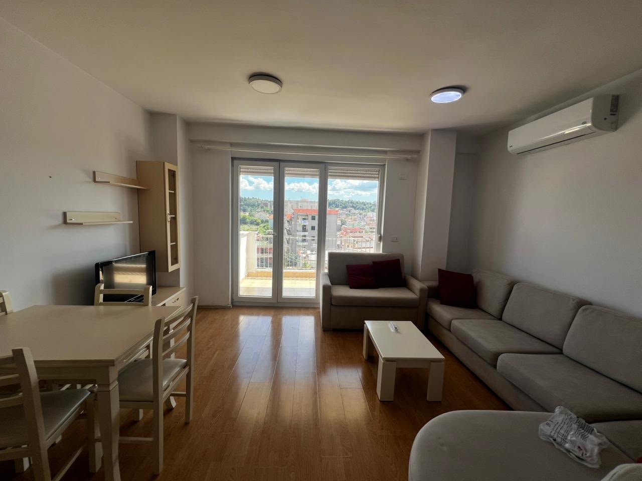 Appartamento 2+1 In Affitto nella Città Studentesca, Tirana