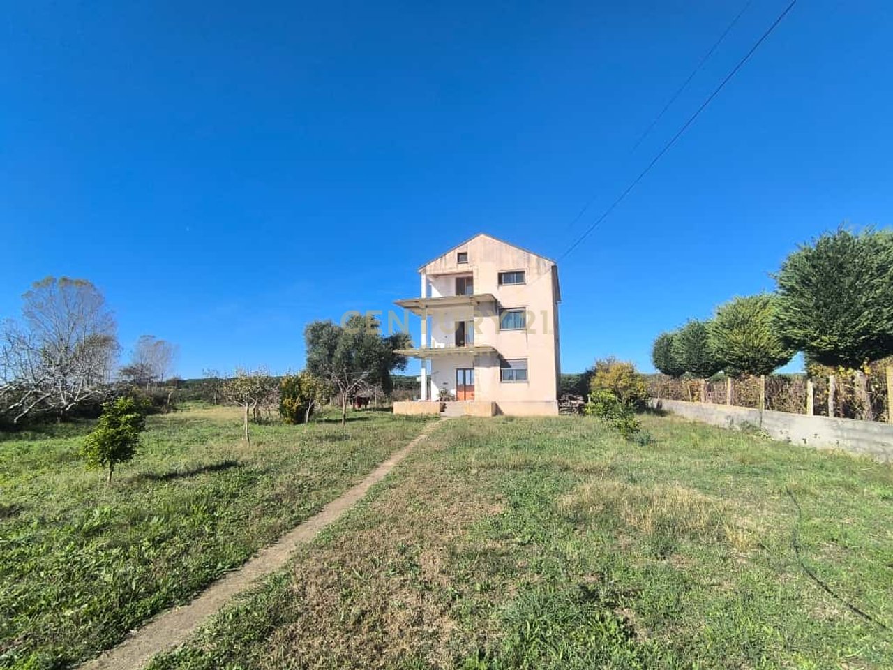 VENDITA 1400M2 TERRENO E 246M2 VILLA NEL SETTORE RINIA, DURRES!
