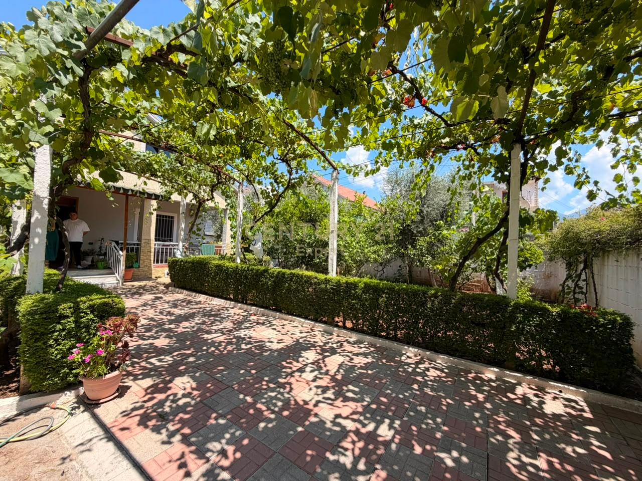 VENDIAMO TERRENO CON VILLA DI 1 PIANO A DON BOSKO!!