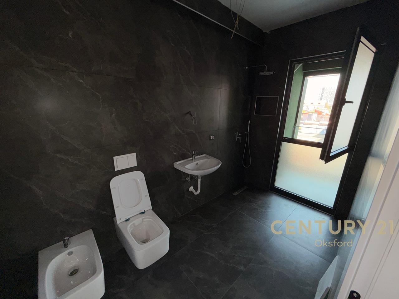 APARTAMENT 2+1+2 ME PARKIM PËR QIRA TEK ISH FUSHA AVIACIONIT