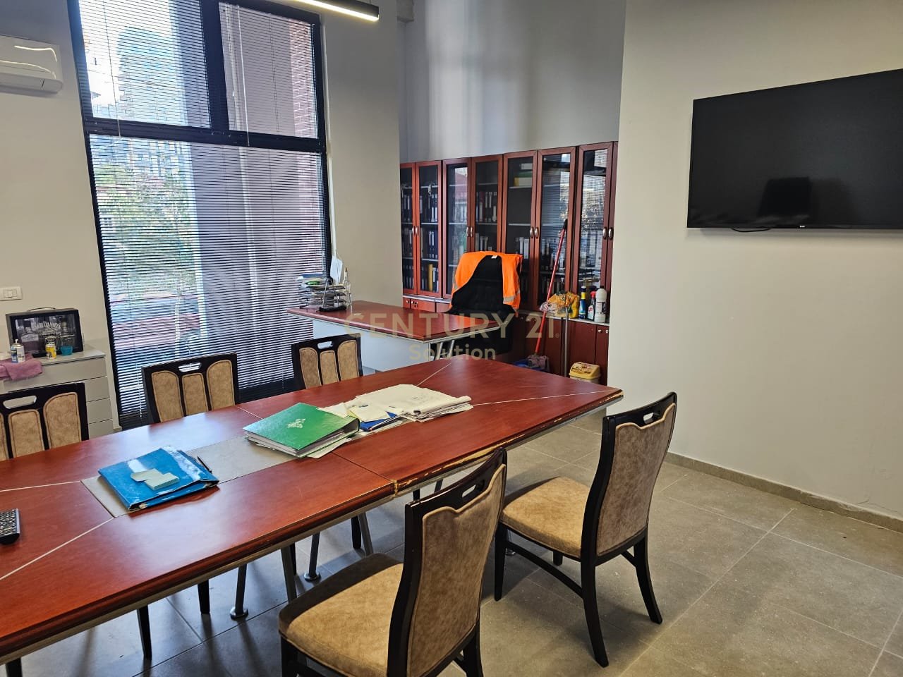 WE SELL A COMMERCIAL UNIT ON JORDAN MISJA STREET!