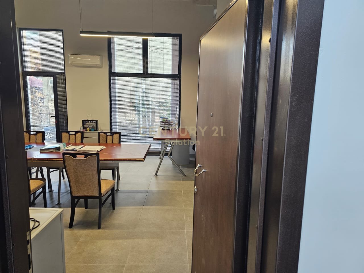 WE SELL A COMMERCIAL UNIT ON JORDAN MISJA STREET!