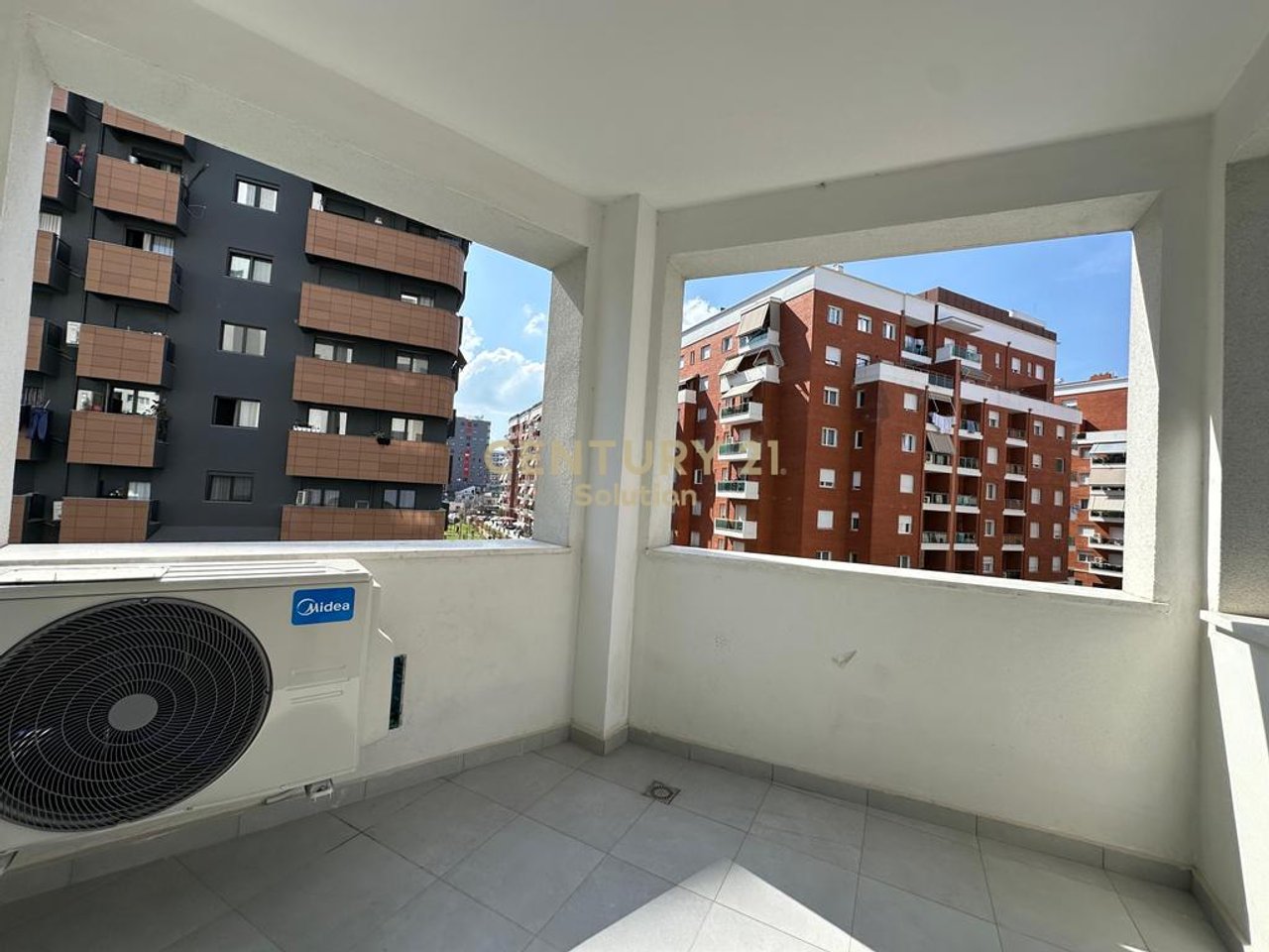 APARTMENT 1+1+ PARKING AT RIVER RESIDENCE!