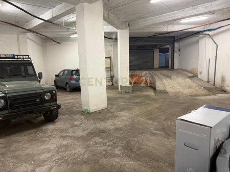 A warehouse is for rent in Astir