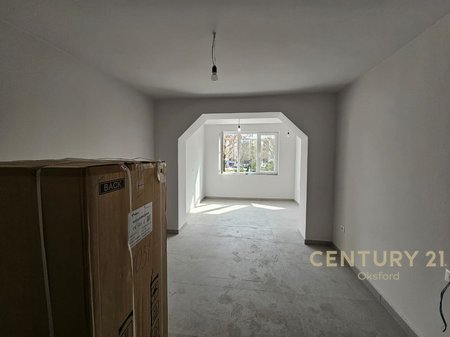 Jepet me Qira Njësi Shërbimi perballe Maternitetit te R Me Pamje Nga Rruga Kryesorei!