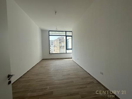 Zyrë me Qira tek Donika Center – Ambient Profesional