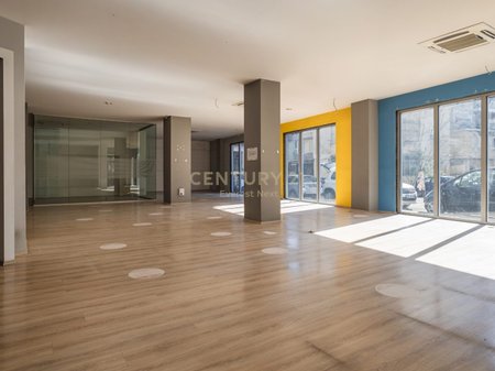 Jepet me Qira Ambient Komercial Tregu i Ri Elektrik