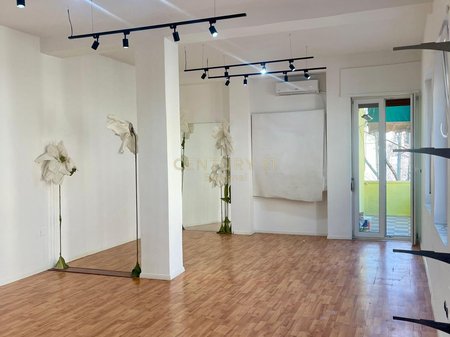 Bllok- Jepet me qera zyre open space buze rruge