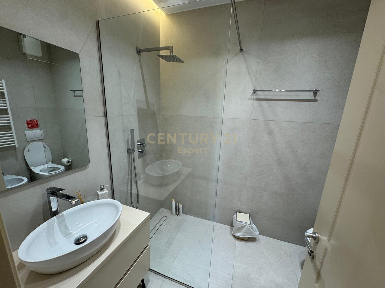 JEPET ME QERA APARTAMENT 1+1 TEK LIQENI !!