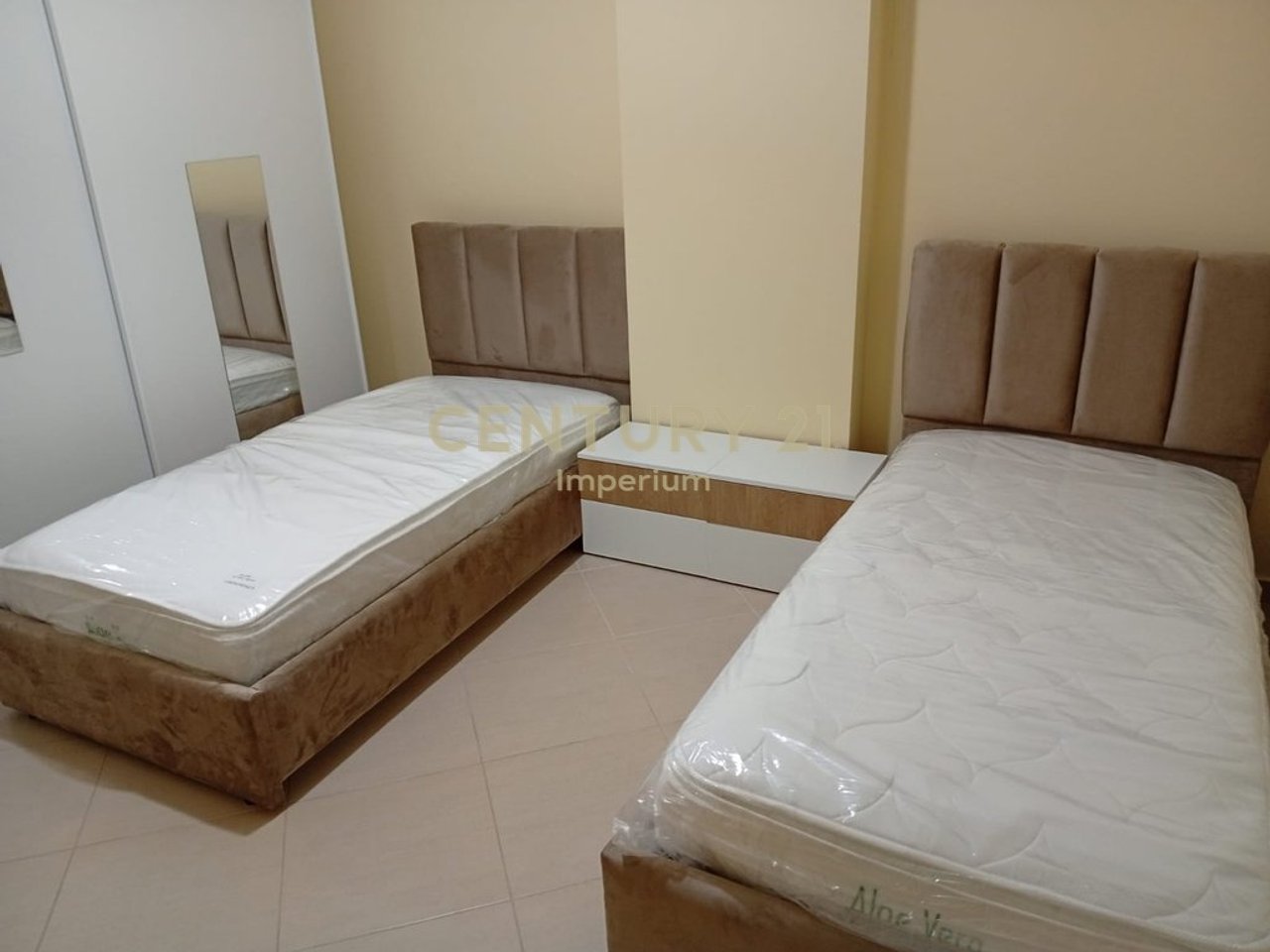 JEPET ME QIRA APARTAMENT 2+1+2, ASTIR, PRANE BAR ARTISTI