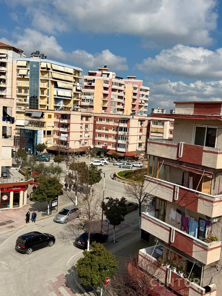 Godine komerciale+Biznes per shitje ne Fier