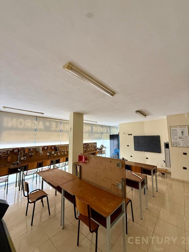 Godine komerciale+Biznes per shitje ne Fier