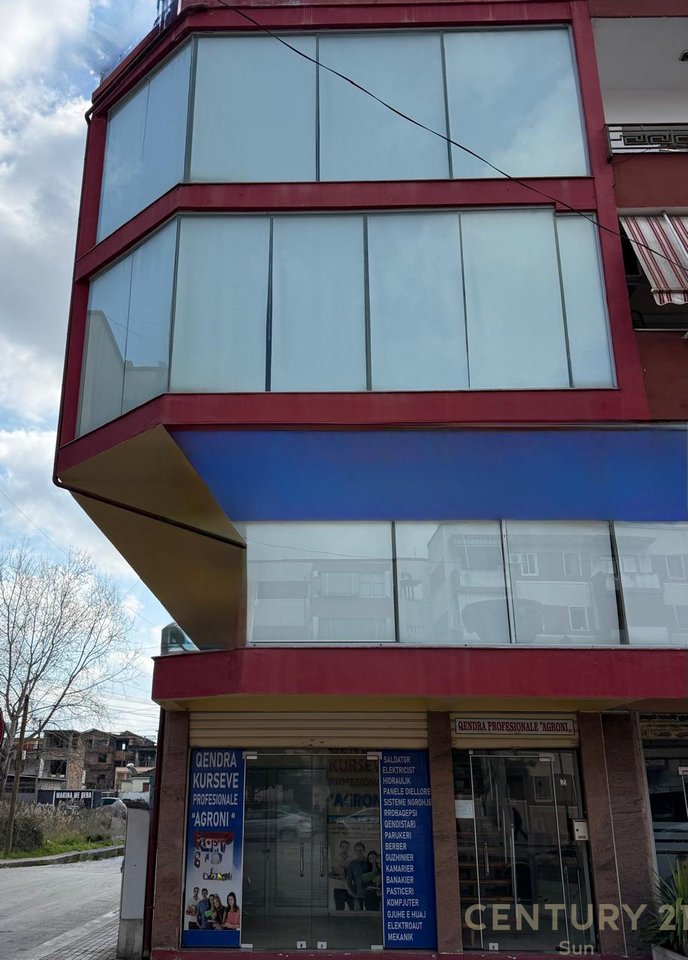 Godine komerciale+Biznes per shitje ne Fier