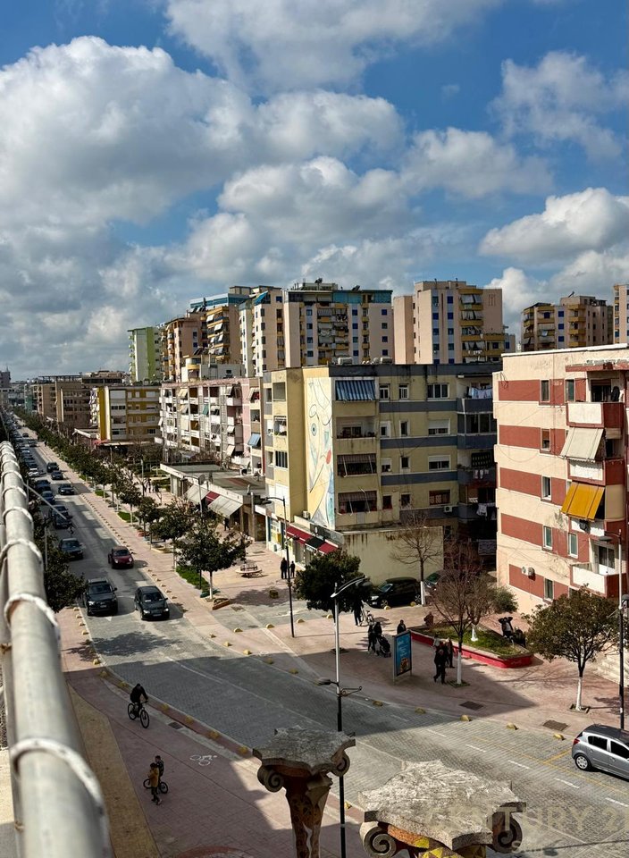 Godine komerciale+Biznes per shitje ne Fier