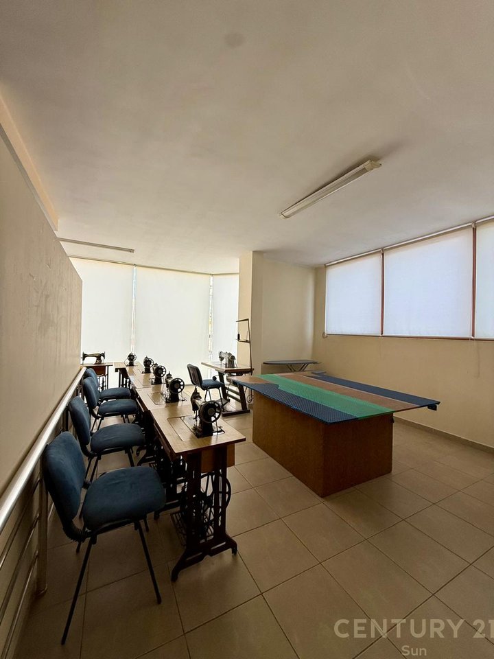 Godine komerciale+Biznes per shitje ne Fier