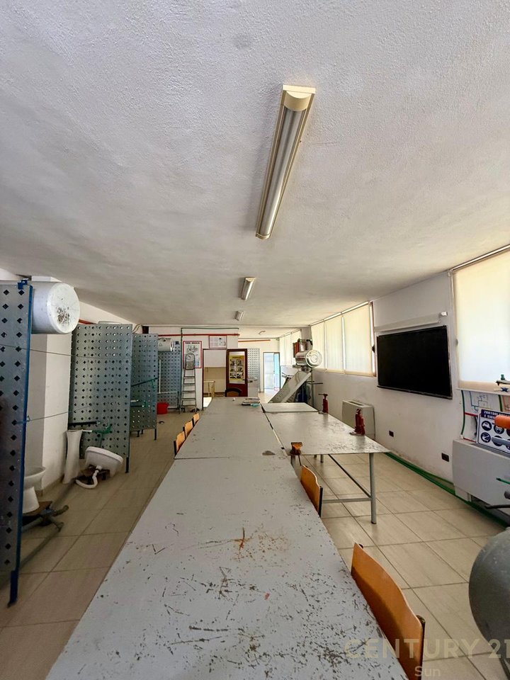 Godine komerciale+Biznes per shitje ne Fier