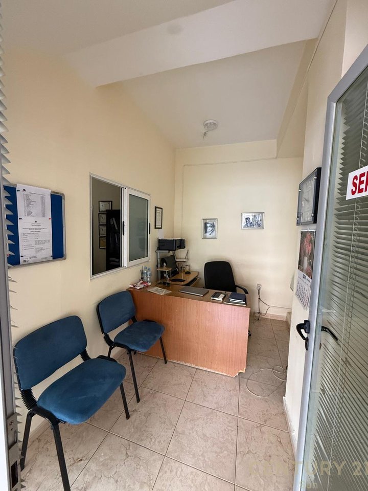 Godine komerciale+Biznes per shitje ne Fier