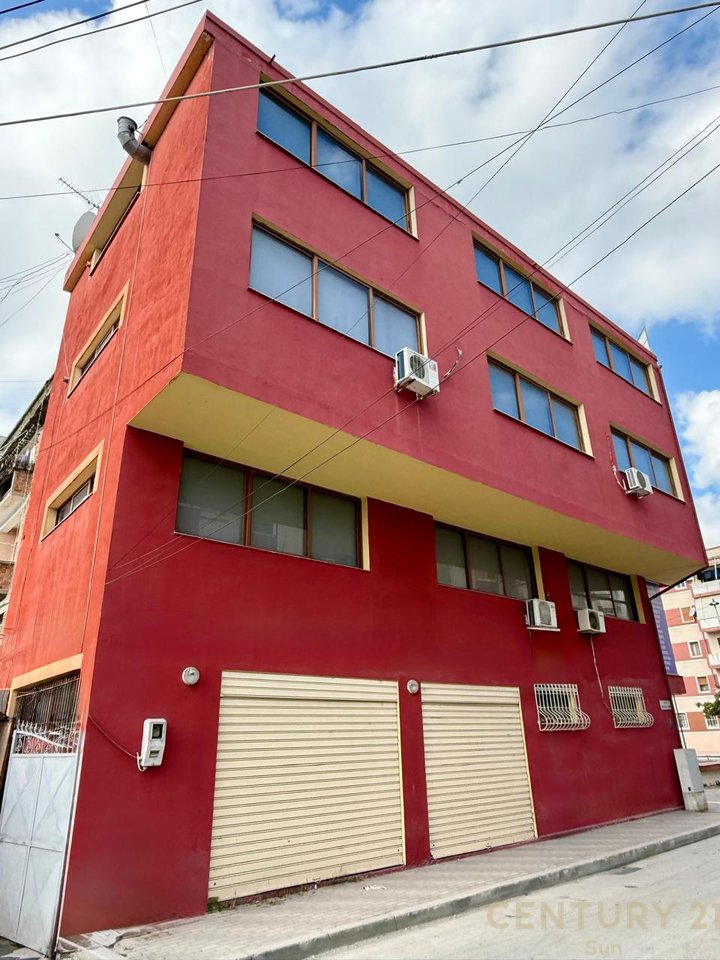 Godine komerciale+Biznes per shitje ne Fier