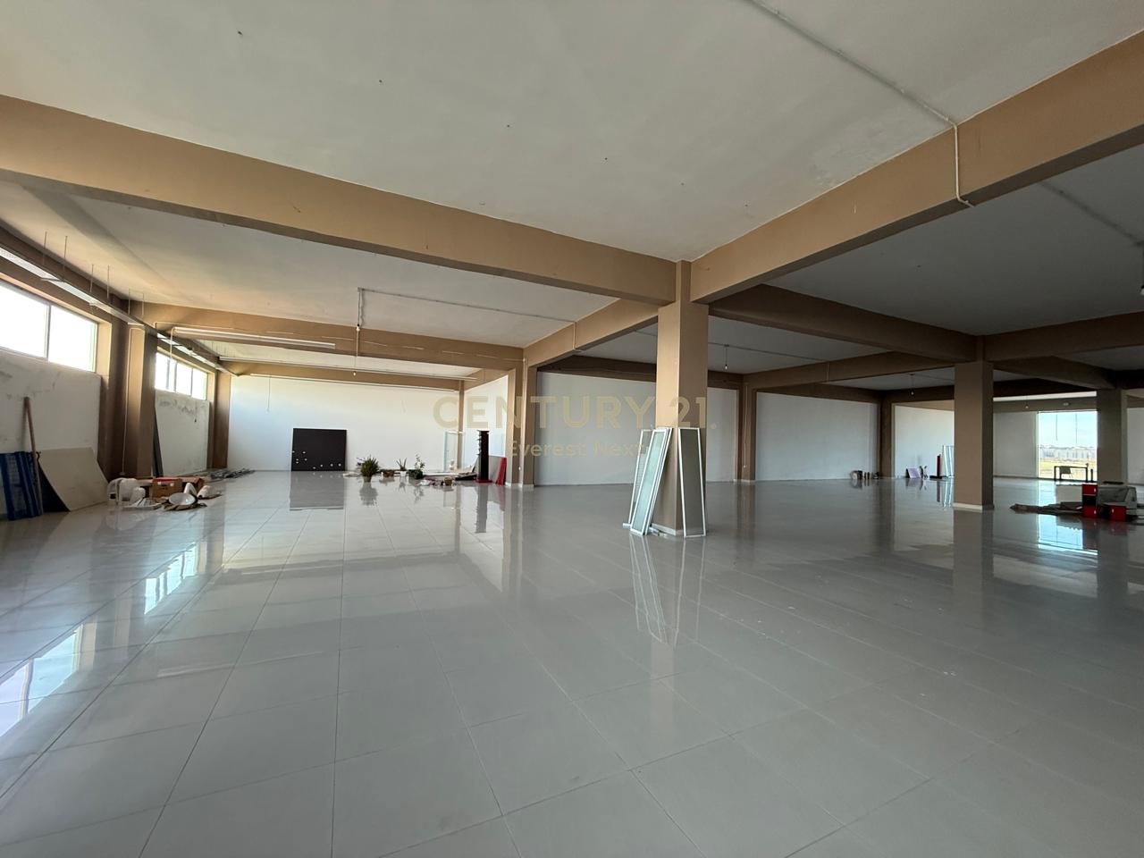 AMBIENT KOMERCIAL / SHOWROOM ME QIRA   |AUTOSTRADA DURRES-TIRANE