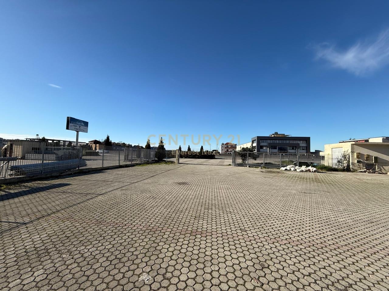 AMBIENT KOMERCIAL / SHOWROOM ME QIRA   |AUTOSTRADA DURRES-TIRANE