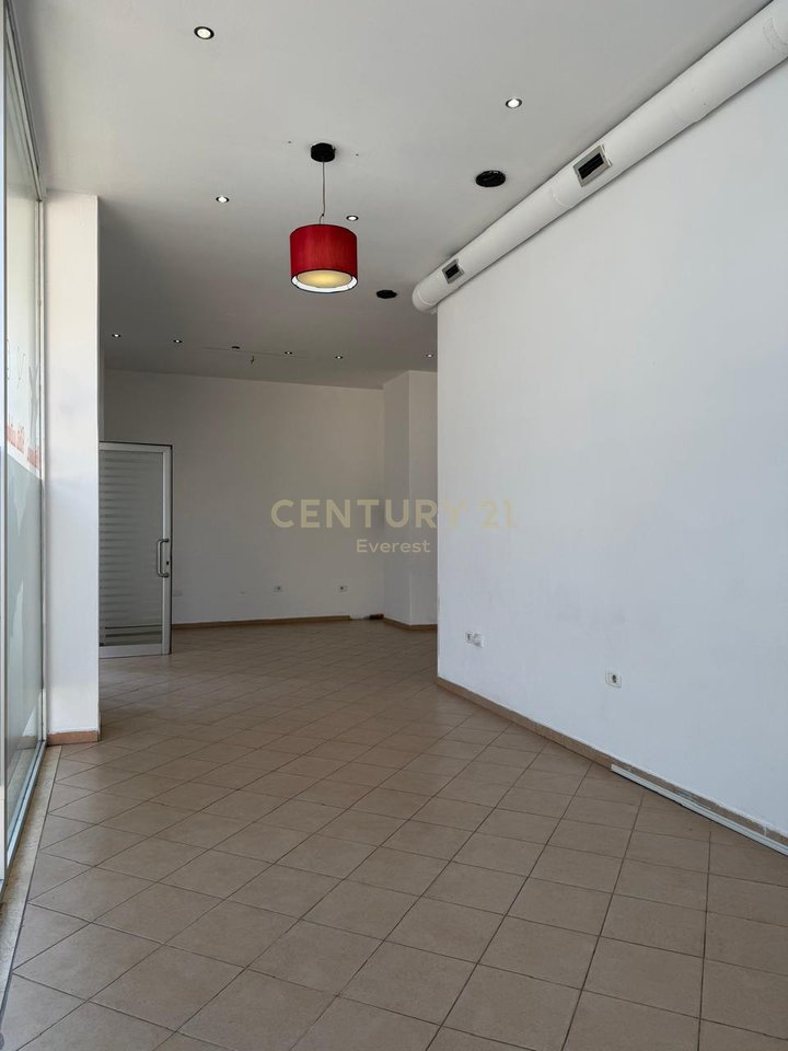 BLV. ZOGU I PARE, KOMERCIAL PER QERA!